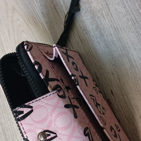 New Without Tags XOXO Wristlet - Picture 4 of 6